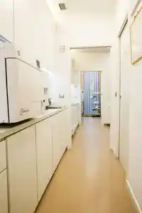 Pasillo interior con acceso a gabinetes en Pamplona